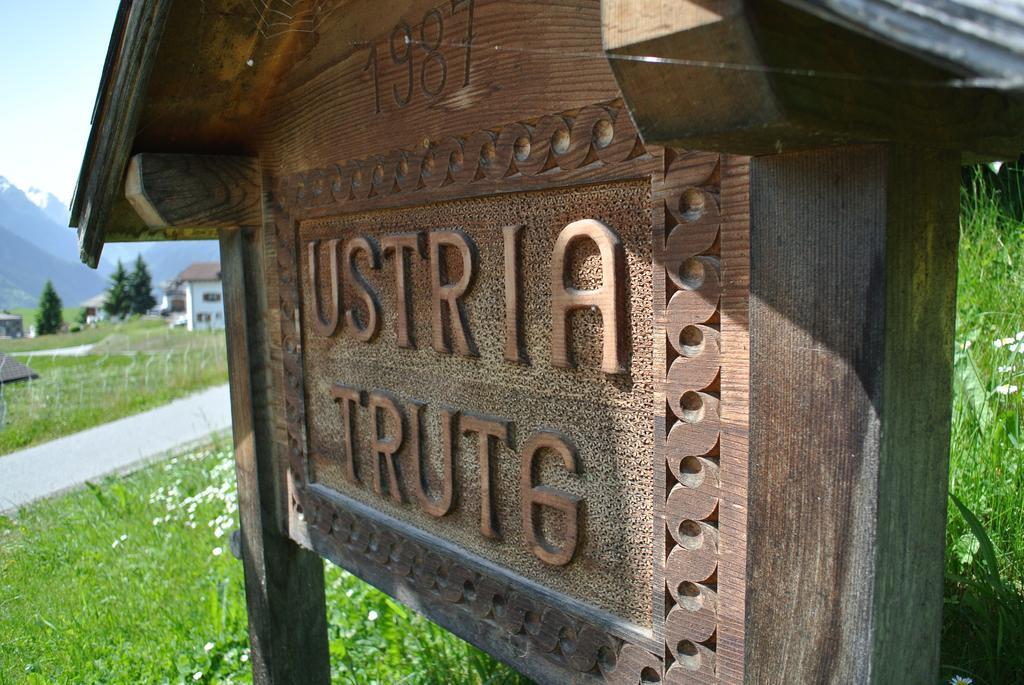 Hotel Ustria / Pensiun Trutg Vella Exteriér fotografie